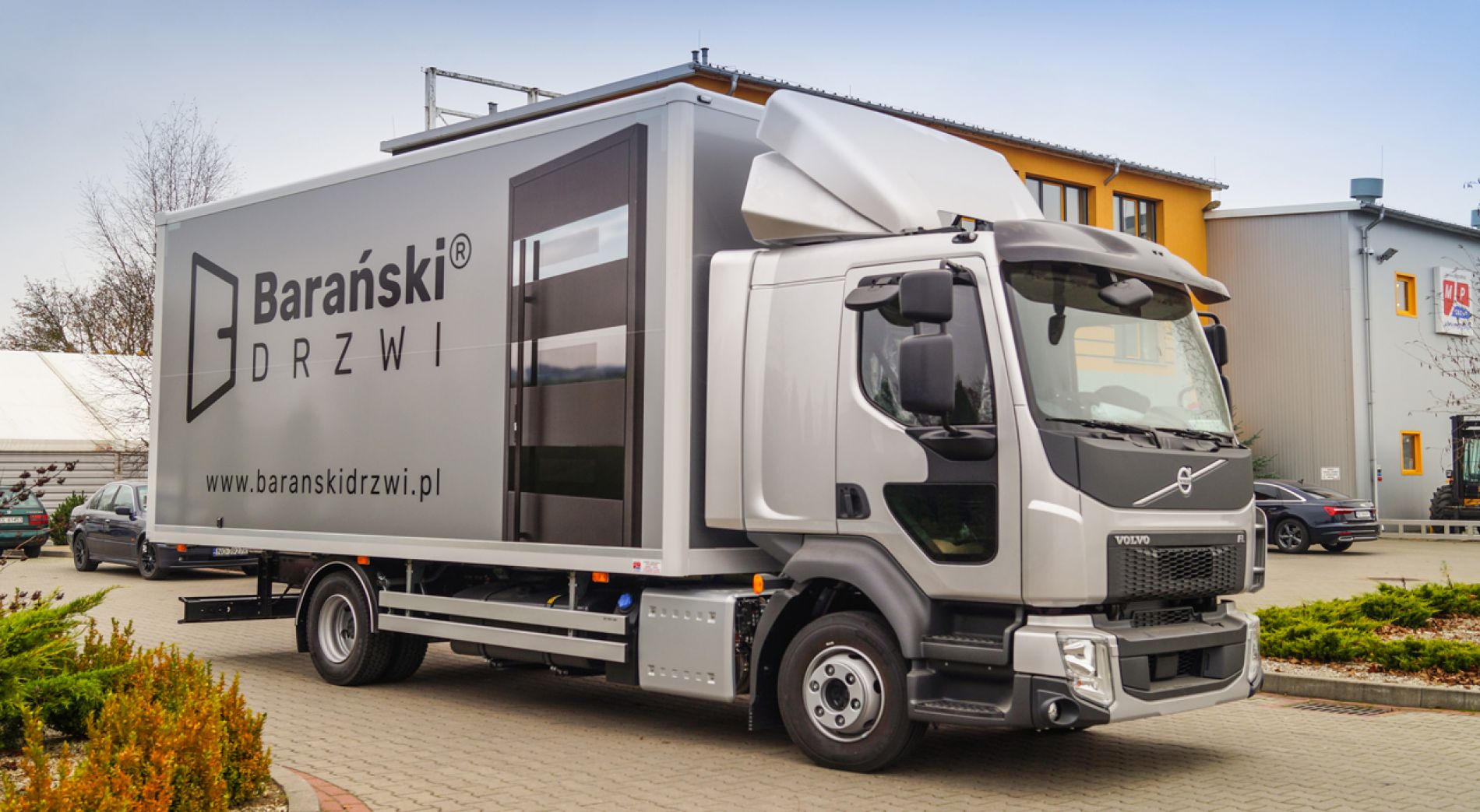 Volvo FL z zabudową kontenerową dla firmy Barański Drzwi