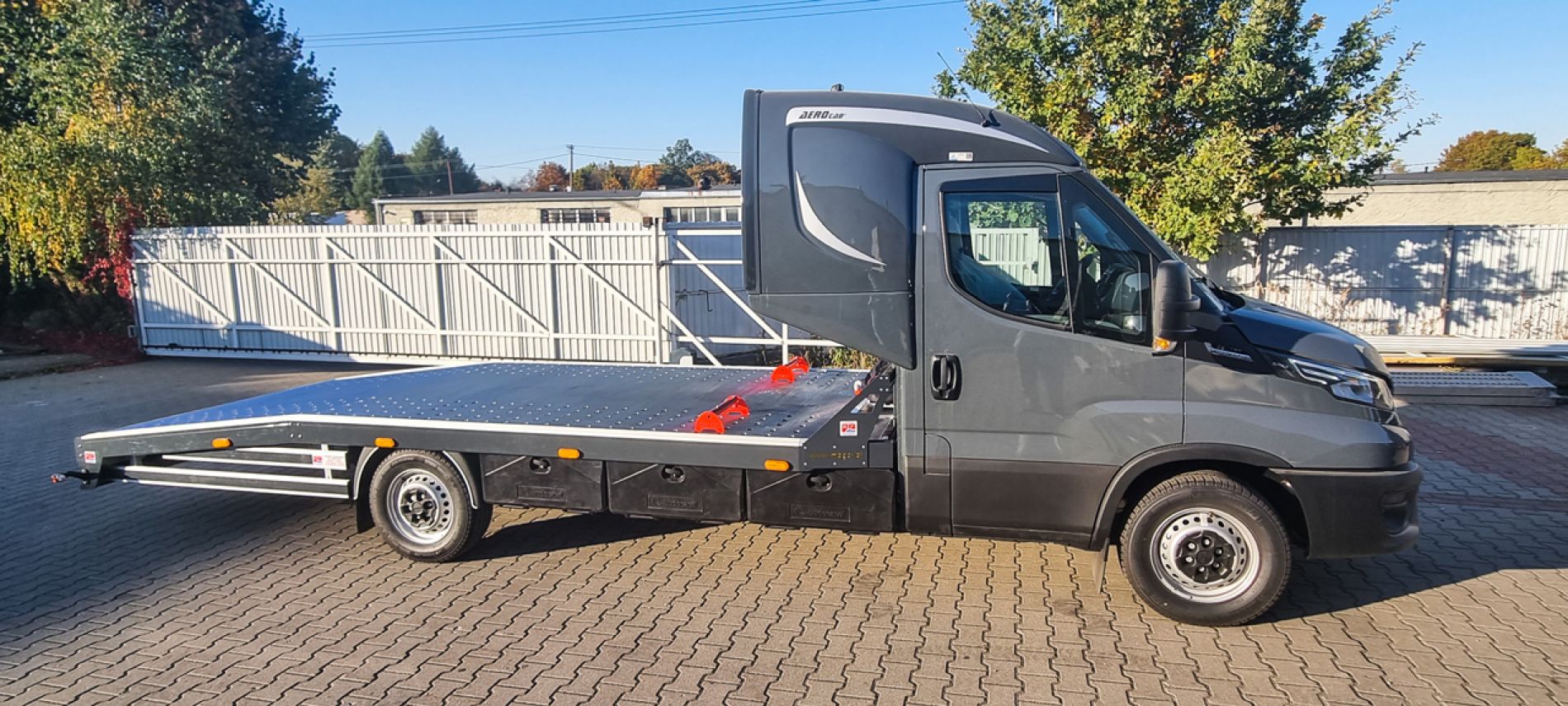 Szary autotransporter Iveco Daily