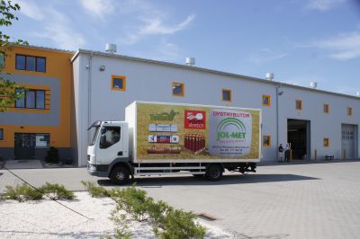 Dwie zabudowy kontenerowe dla firmy JOL-MET z reklamą renomowanego producenta folii.