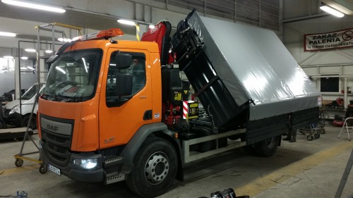 Zabudowa wywrotka trójstronna z żurawiem HDS FASSI 135 na podwoziu samochodu ciężarowego DAF LF 55 z pługiem  firmy Ozamet 