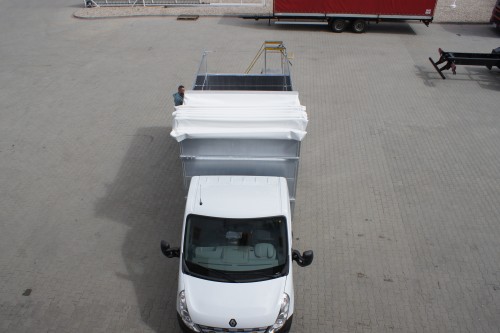 Specjalistyczna zabudowa wywrotka tylnozsypowa z dachem przesuwnym do przewozu trocin na podwoziu samochodu dostawczego Renault Master , konstrukcja stalowo aluminiowa 