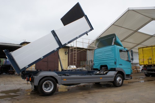 Produkcja zabudowy nadwozia (www.mpgol.pl ) typu wywrotka trójstronna na podwoziu samochodu ciężarowego Mercedes Aveco.