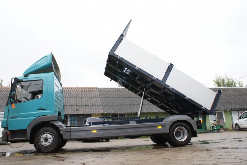 Produkcja zabudowy nadwozia (www.mpgol.pl ) typu wywrotka trójstronna na podwoziu samochodu ciężarowego Mercedes Aveco.