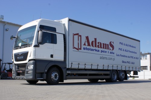 Plandeka reklamowa na naczepie samochodu ciężarowego marki MAN TGX 26.440.