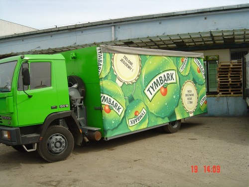 Plandeka reklamowa na naczepie samochodu ciężarowego marki STEYR 13 S 18.
