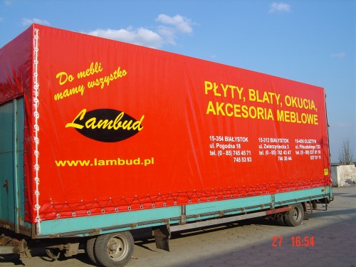 Plandeka reklamowa na naczepie samochodu ciężarowego.