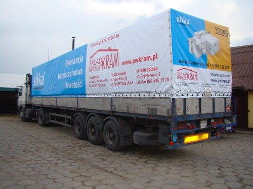 Plandeka reklamowa na naczepie samochodu ciężarowego marki DAF CF 85 430.