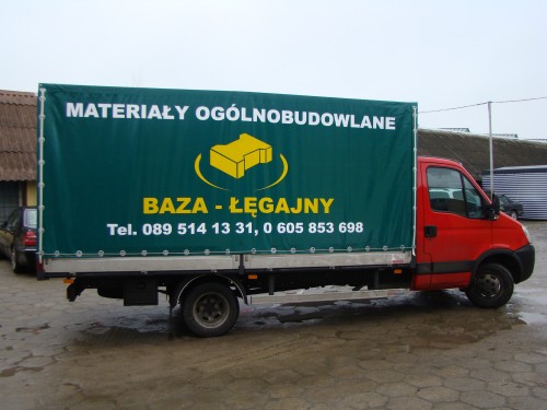 Plandeka reklamowa na naczepie samochodu ciężarowego.