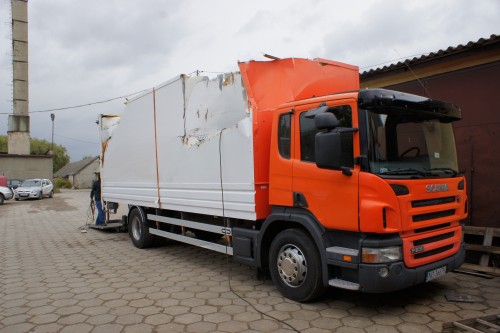 Naprawa zabudowy kontenera na samochodzie Scania