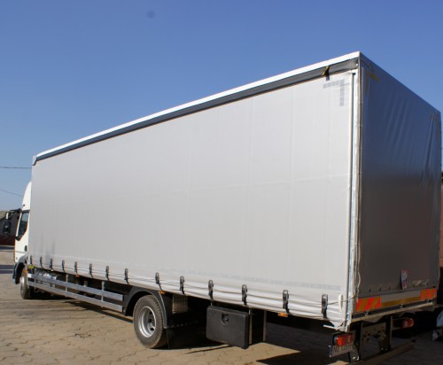 Plandeka na naczepie o zabudowie skrzyniowej znajdująca się na podwoziu samochodu ciężarowego marki DAF 55.250.