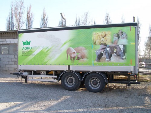 Plandeka reklamowa na przyczepie do samochodu ciężarowego dla firmy Agrocentrum.