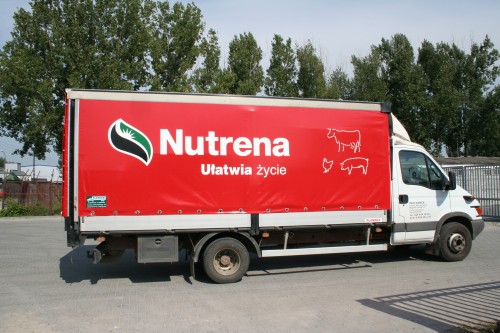 Plandeka reklamowa na zabudowie skrzyniowej dla firmy Nutrena.