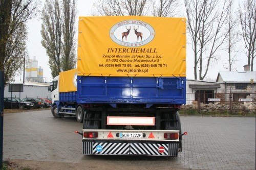 Plandeka reklamowa firmy Jelonki na naczepie samochodu ciężarowego marki Scania 420.