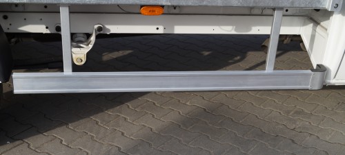 Listwa antynajazdowa na podwoziu pojazdu Volkswagen Crafter.
