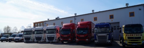 Nasz zakład wraz z flotą samochodów ciężarowych oraz dostawczych, dla których realizujemy produkcję zabudów.