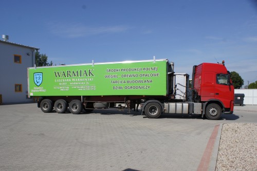 Plandeka reklamowa firmy Warmiak na naczepie samochodu ciężarowego marki Volvo FH 460.