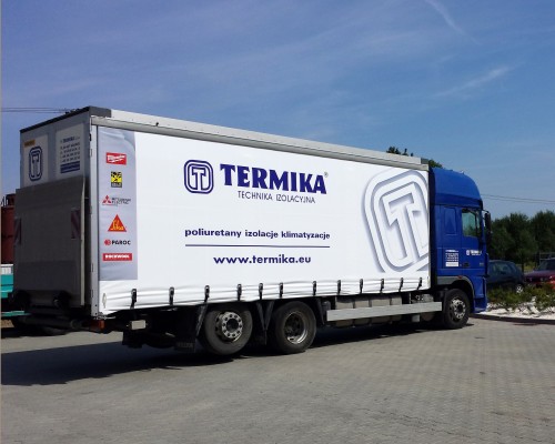 Plandeka reklamowa firmy Termika na naczepie pojazdu ciężarowego marki Daf.