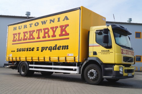 Plandeka reklamowa na naczepie samochodu ciężarowego Volvo FL 280.