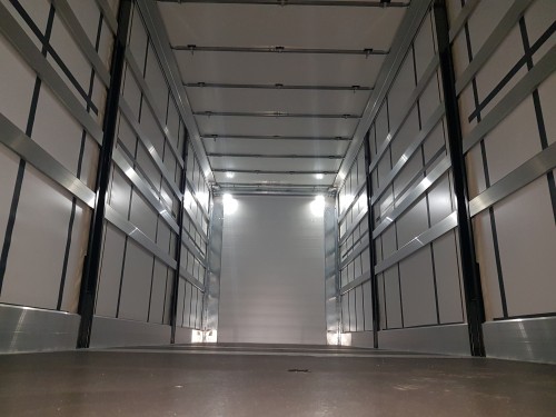 Oświetlenie ledowe sabudowy skrzyniowej (boki i dach przesuwny) w samochodzie ciężarowym DAF XF 460 low deck