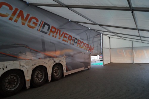 Naczepa do transportu samochodów wyścigowych (www.mpgol.pl) wraz z namiotem serwisowym.