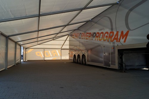 Naczepa do transportu samochodów wyścigowych (www.mpgol.pl) wraz z namiotem serwisowym.