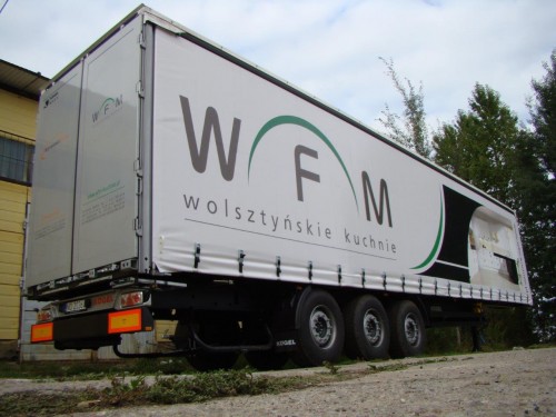 Plandeka reklamowa na naczepie ciężarowej marki KOGEL dla firmy WFM WOLSZTYŃSKIE KUCHNIE.