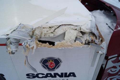 Scania G250 z uszkodzoną zabudową.