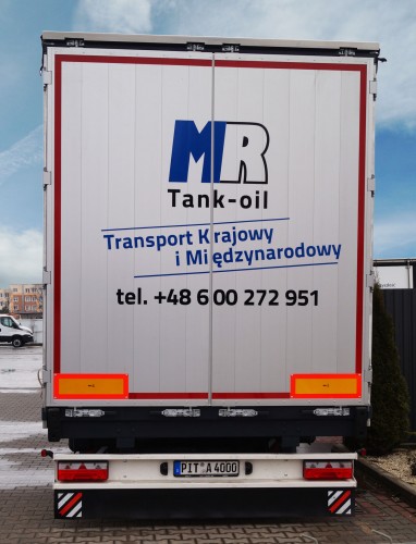 Dla firmy MR Tank-Oil w naczepie zamontowaliśmy nowe drzwi wraz z aplikacją folii z logiem klienta.