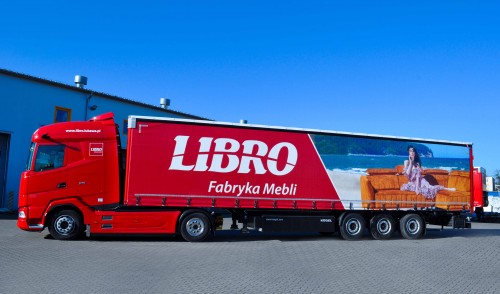 Kabina kierowcy oraz plandeka z reklamą Fabryki Mebli Libro