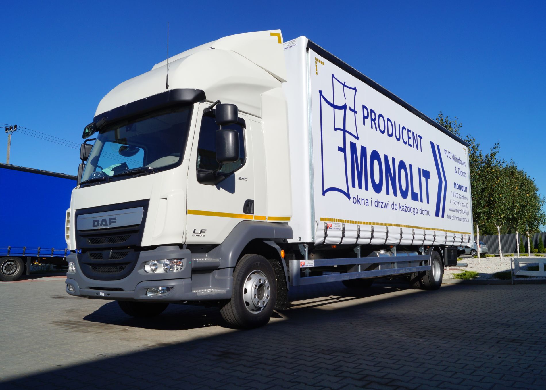Zabudowa skrzyniowa na podwoziu samochodu ciężarowego Daf LF dla firmy Monolit.