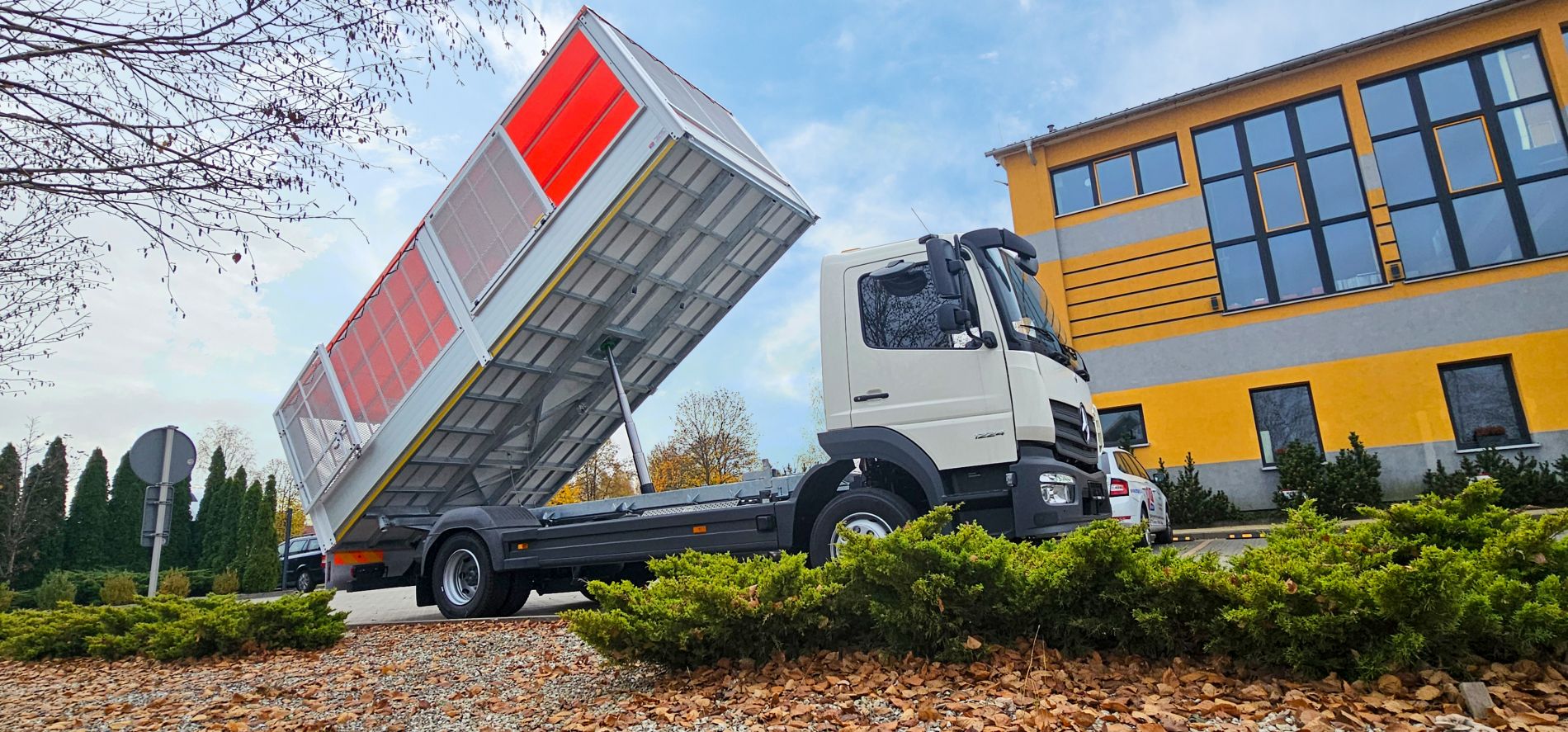 Mercedes Atego 1224 wywrotka tylno zsypowa do transportu selektywnej  zbiórki odpadów, ze ścianą grodziową wewnątrz zabudowy