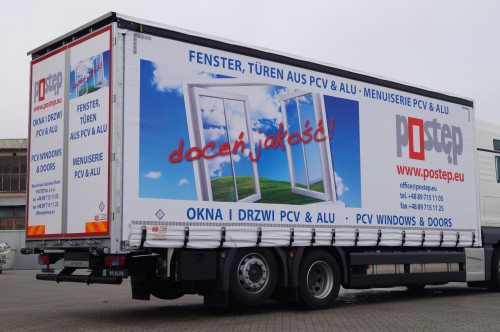 Plandeka reklamowa na zabudowie sktzyniowej samochodu ciężarowego marki MAN dla firmy Postęp