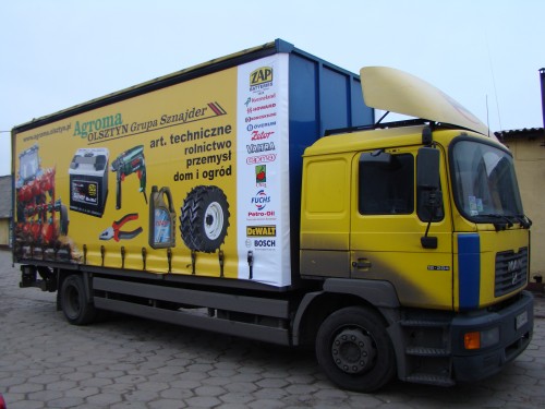Plandeka reklamowa na naczepie samochodu ciężarowego marki MAN 18.284.
