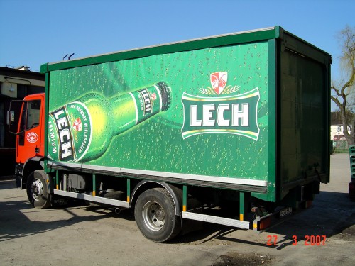 Plandeka reklamowa na naczepie samochodu ciężarowego.