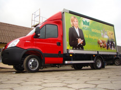Plandeka reklamowa na naczepie samochodu ciężarowego marki IVECO DAILY 35c15.