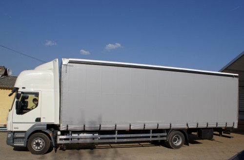 Plandeka na naczepie o zabudowie skrzyniowej znajdująca się na podwoziu samochodu ciężarowego marki DAF 55.250.