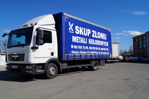Plandeka reklamowa na naczepie pojazdu ciężarowego marki MAN.