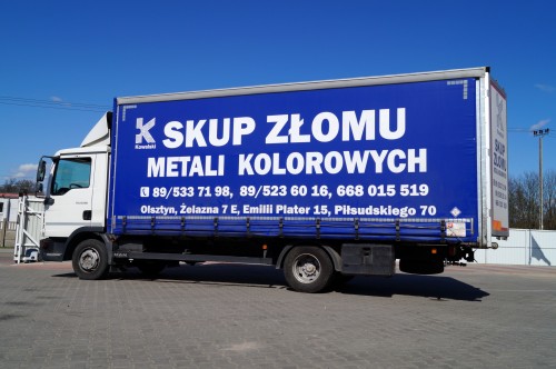 Plandeka reklamowa na naczepie pojazdu ciężarowego marki MAN.