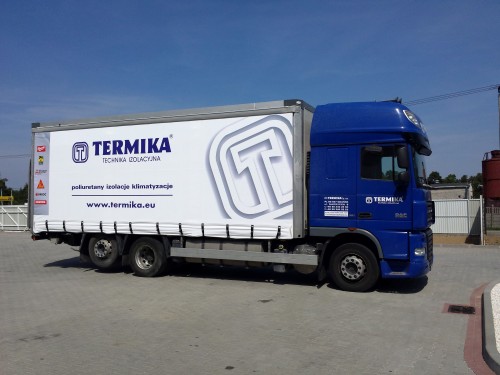 Plandeka reklamowa firmy Termika na naczepie pojazdu ciężarowego marki Daf.
