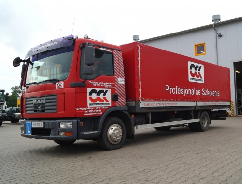 Produkcja i montaż plandeki (www.mpgol.pl) reklamowej na naczepie znajdującej się na podwoziu samochodu ciężarowego marki MAN TGL 12.240.