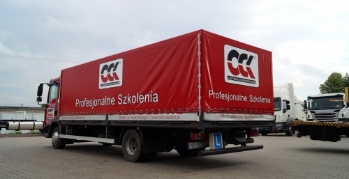 Produkcja i montaż plandeki (www.mpgol.pl) reklamowej na naczepie znajdującej się na podwoziu samochodu ciężarowego marki MAN TGL 12.240.