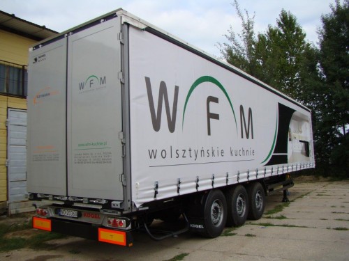 Plandeka reklamowa na naczepie ciężarowej marki KOGEL dla firmy WFM WOLSZTYŃSKIE KUCHNIE.