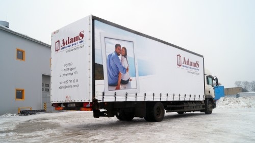 Plandeka reklamowa dla firmy Adams, znajdująca się na podwoziu samochodu ciężarowego MAN TGM 18.330.