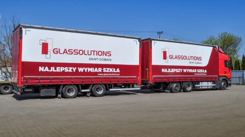 Plandeki z reklamą Glasssolution na tandemie Scania