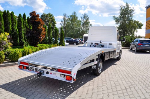 Aluminiowy najazd na podwoziu VW Crafter