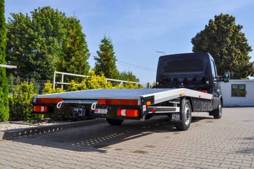 Czarna autolaweta na popularnym podwoziu Iveco Daily