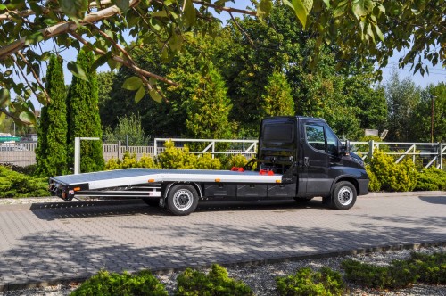 Czarna autolaweta na popularnym podwoziu Iveco Daily