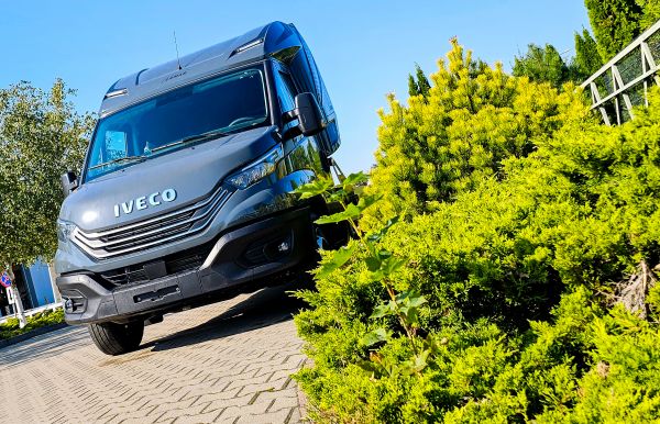 Grafitowa autolaweta Iveco Daily