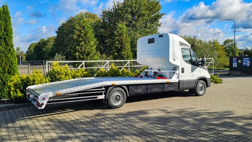 Piękny, biały autotransporter na podwoziu Iveco Daily