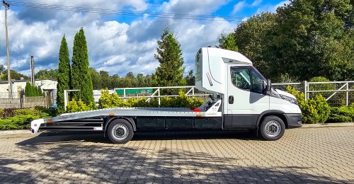 Piękny, biały autotransporter na podwoziu Iveco Daily